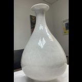 Le vase dérobé, estimé à plus 2,2 millions de francs, est une bouteille en porcelaine blanche de la dynastie Ming.